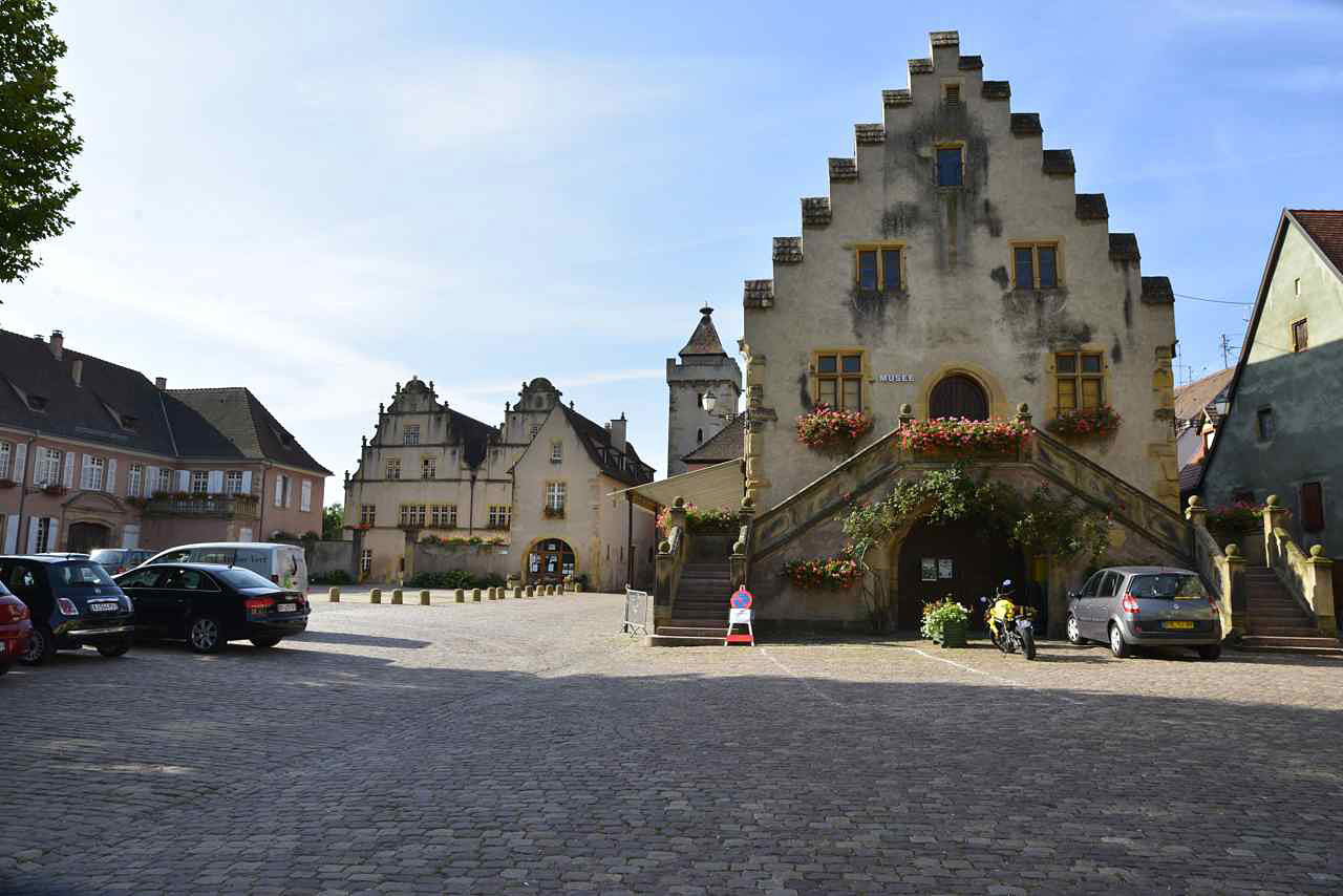 A droite, l'ancienne halle aux blés qui date du XVI